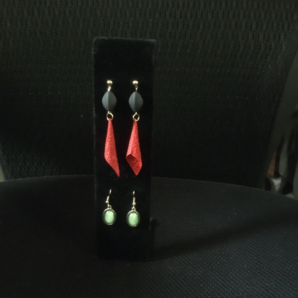 Set of two earrings